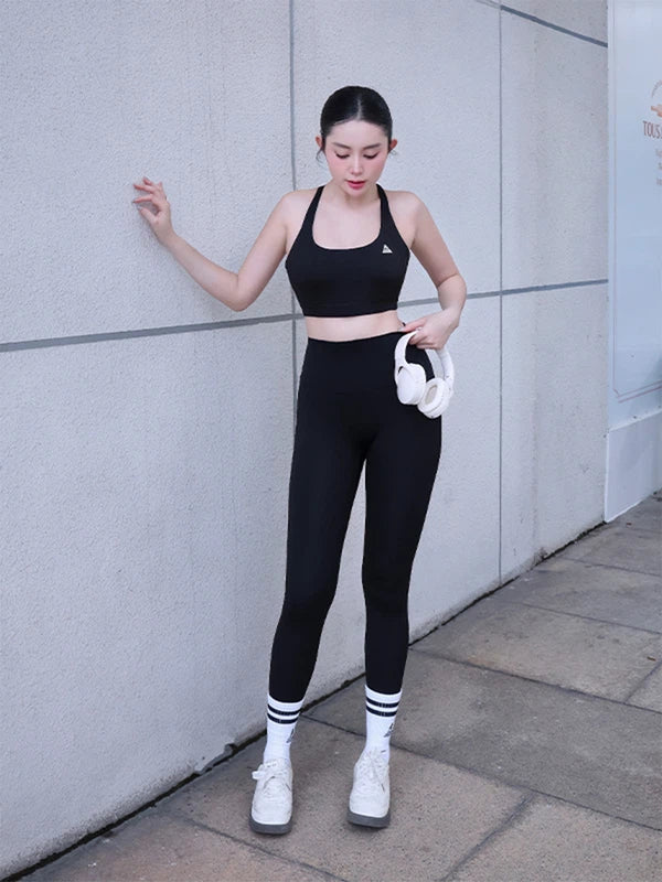 Nữ tập cardio tại nhà không cần dụng cụ, mặc bra thể thao và legging cạp cao Fitme