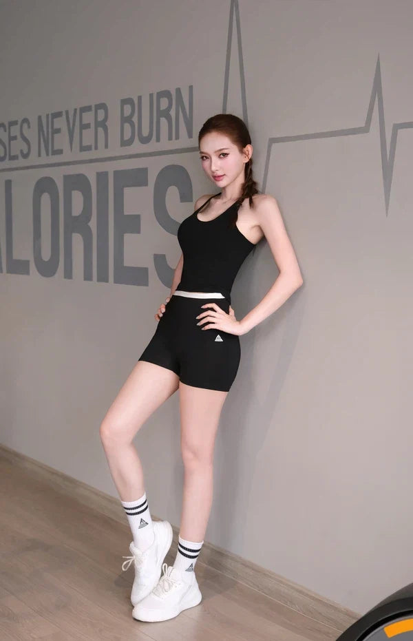 Nữ tập thả lỏng cơ thể trên thảm sau khi kết thúc buổi tập luyện