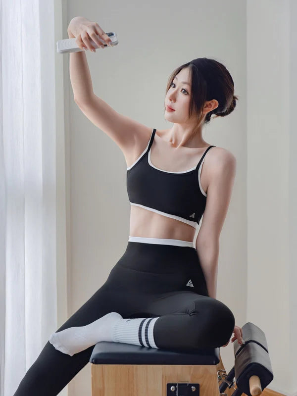 Tập pilates nên mặc gì - bra và legging ôm sát Fitme