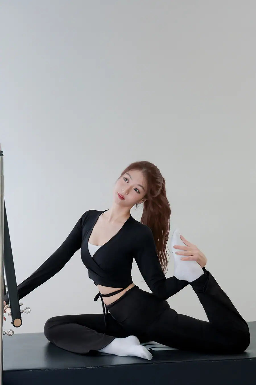 Áo khoác tập gym, pilates, yoga nữ AKGL01 Đen