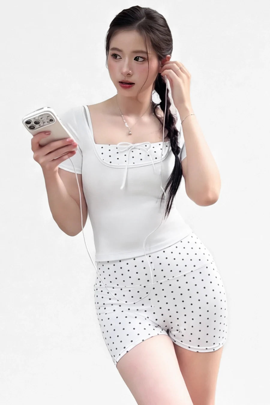 Nhẹ nhàng hít thở và giãn cơ trong trang phục Fitme trắng