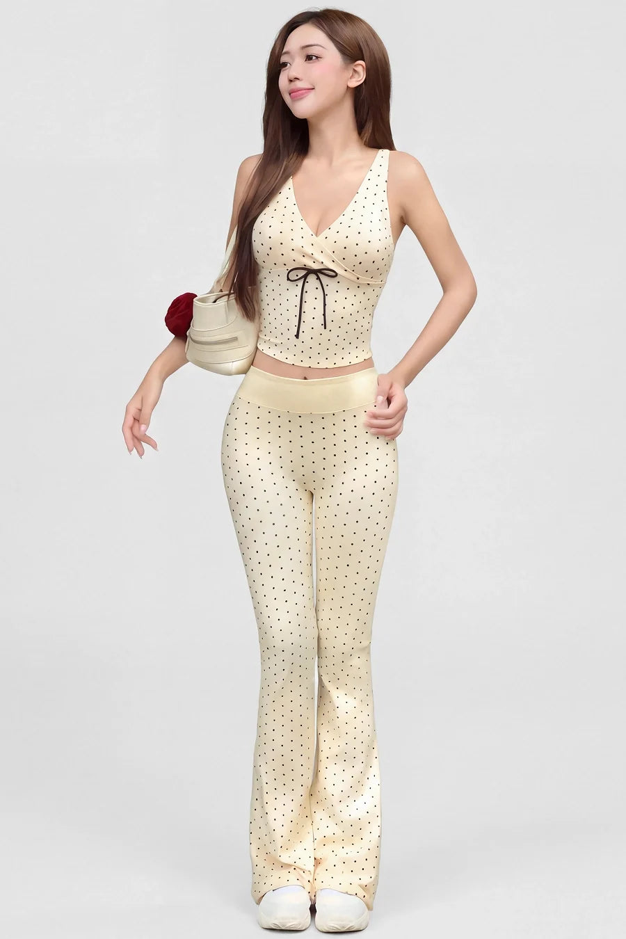 Linh hoạt nâng chân khi tập Pilates cùng quần legging Fitme vàng pastel
