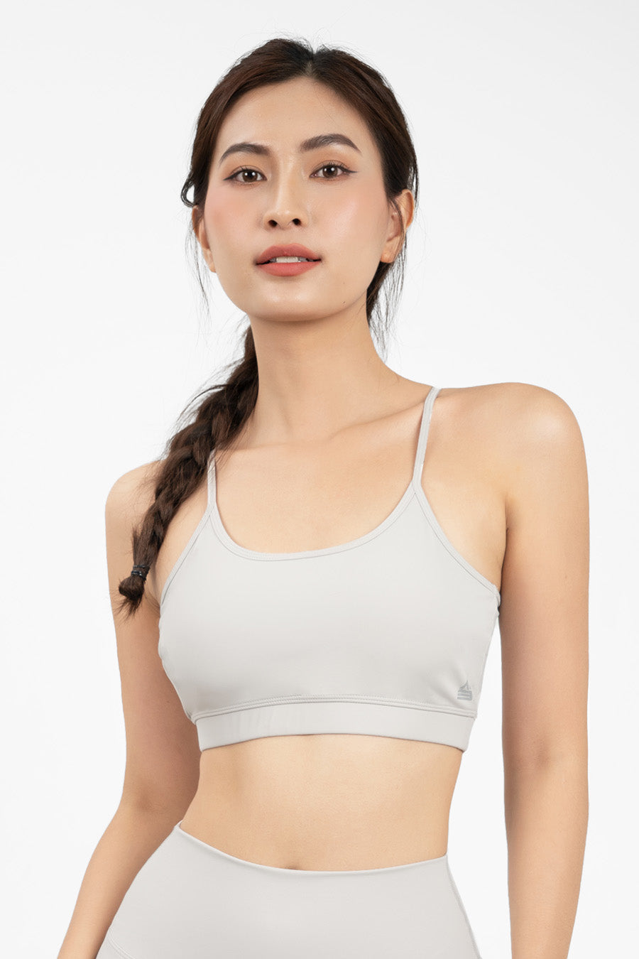 Nàng mặc áo bra thể thao Theta xám nhạt trong buổi tập vai cho nữ tại phòng gym