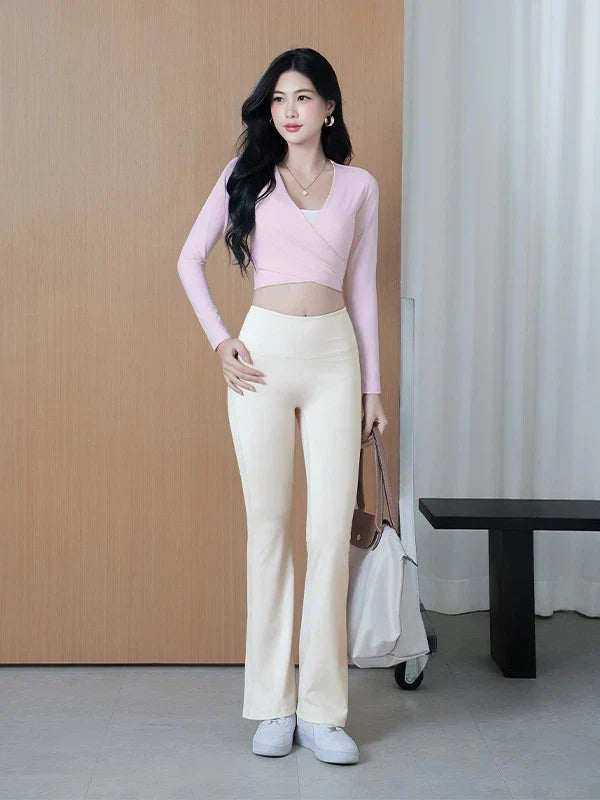 Nàng mặc legging đen phối hoodie rộng kéo vali ở sảnh sân bay, outfit athleisure đi máy bay